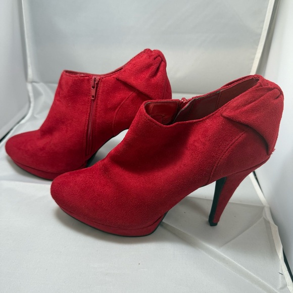 Vibrant Red Heels with Suede Finish - Picture 3 of 9